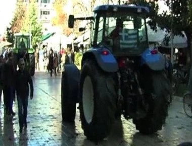 Καρδίτσα: Βγήκαν με τα τρακτέρ στην πλατεία - Τι ζητούν (εικόνες)